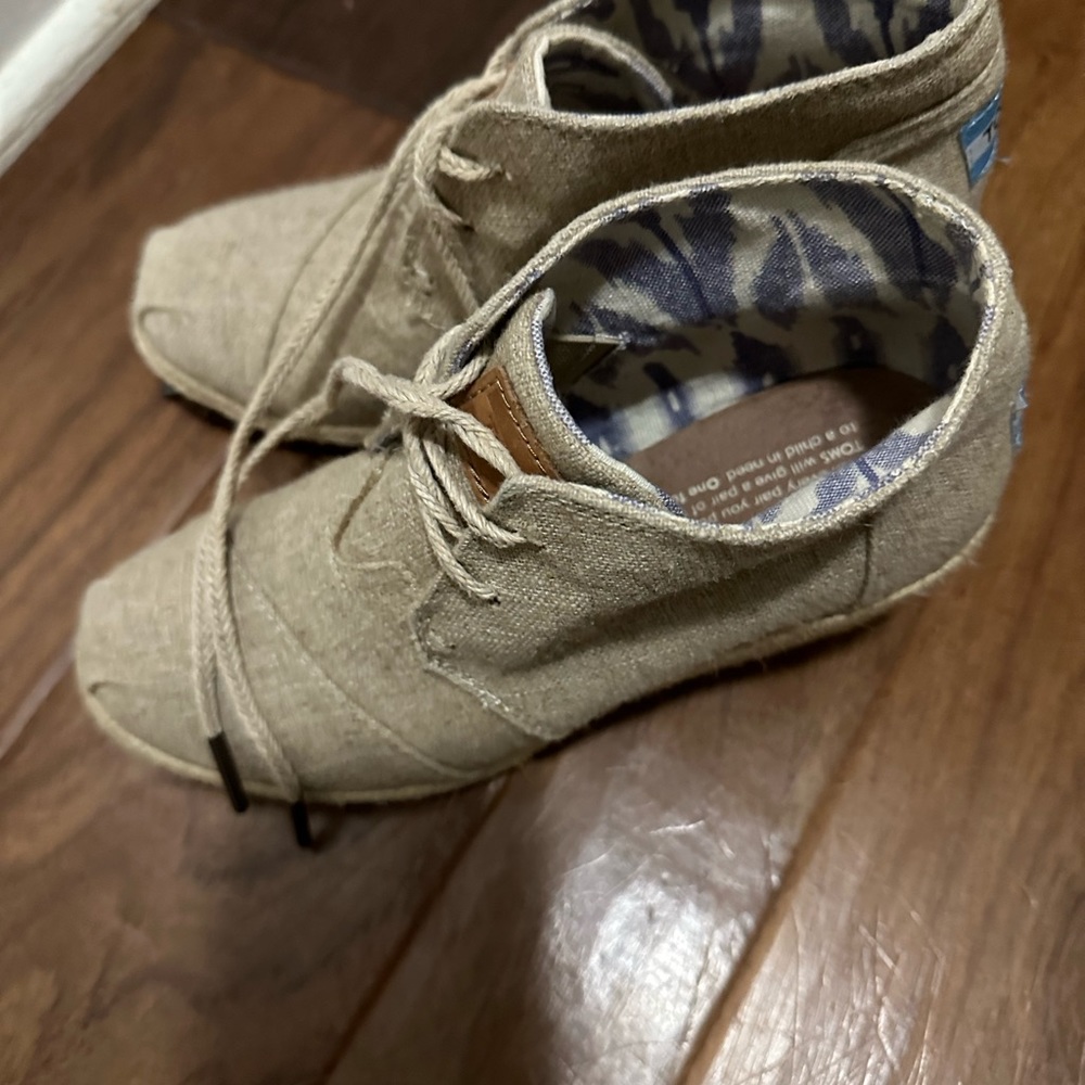 EUC Toms natural ankle bootie. - Picture 4 of 5